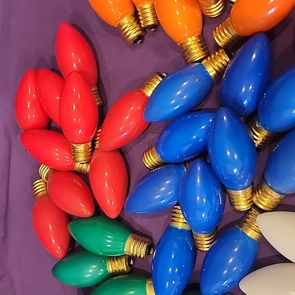 Box lot of C7 Christmas bulbs.*** - Picture 4 of 6